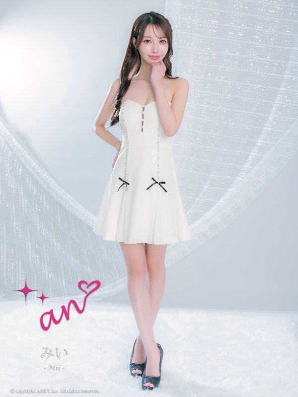 ホワイト　モデル：みい　着用サイズ：Sサイズ