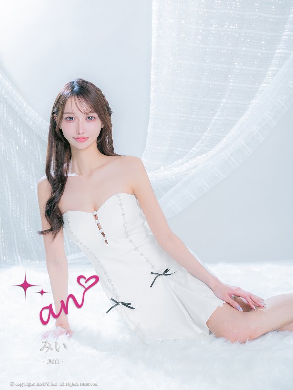 ホワイト　モデル：みい　着用サイズ：Sサイズ