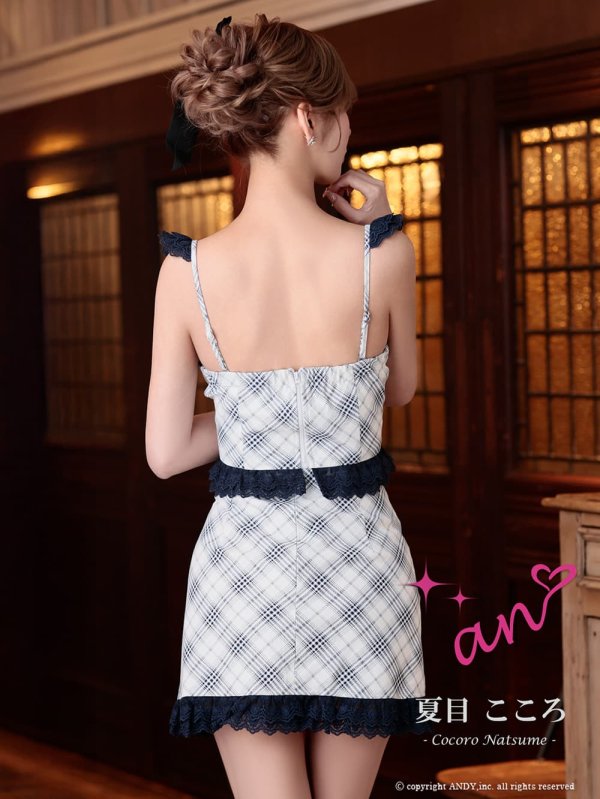 ホワイト　モデル：夏目こころ　着用サイズ：Sサイズ