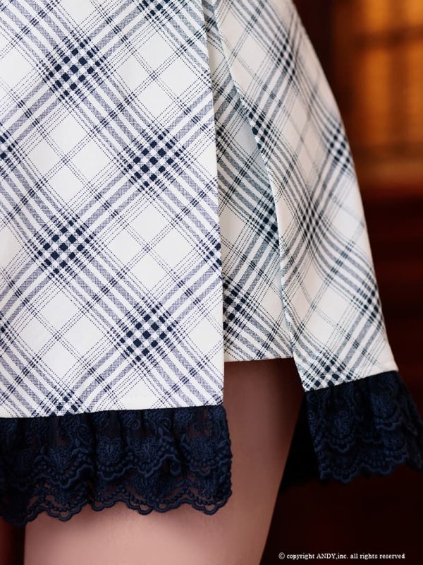 ホワイト　モデル：夏目こころ　着用サイズ：Sサイズ