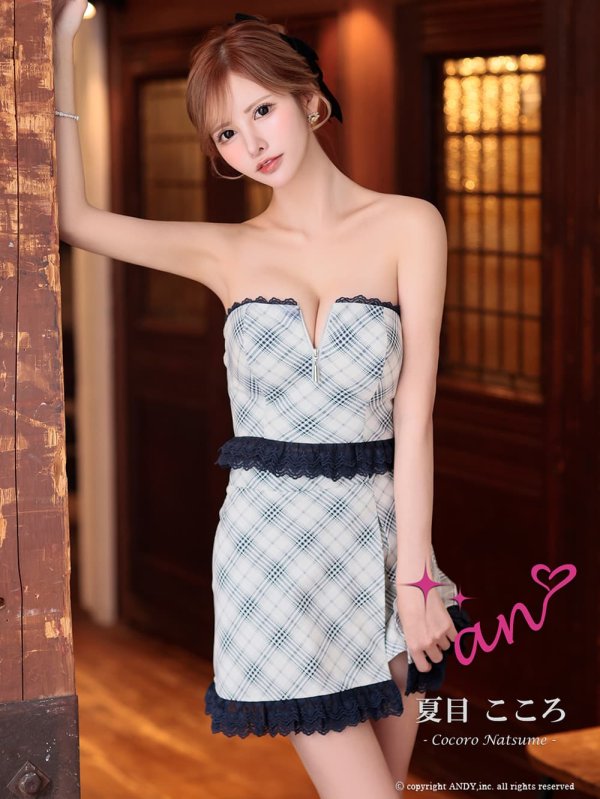 ホワイト　モデル：夏目こころ　着用サイズ：Sサイズ