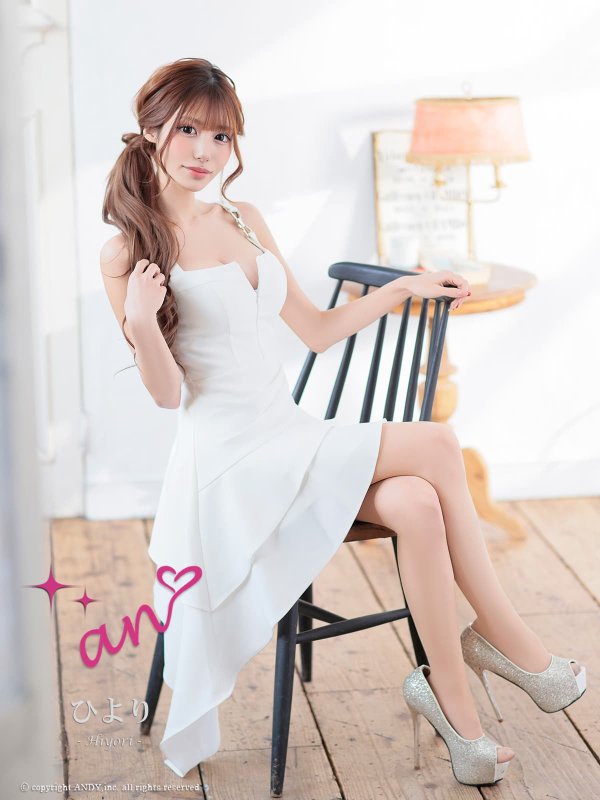 ホワイト　モデル：ひより　着用サイズ：Sサイズ