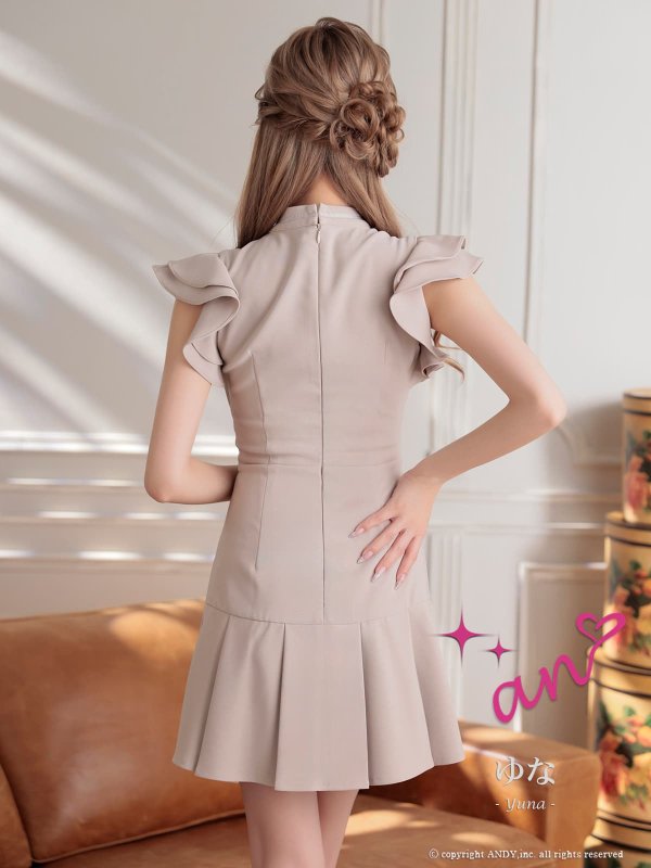 ベージュ　モデル：ゆな　着用サイズ：Sサイズ