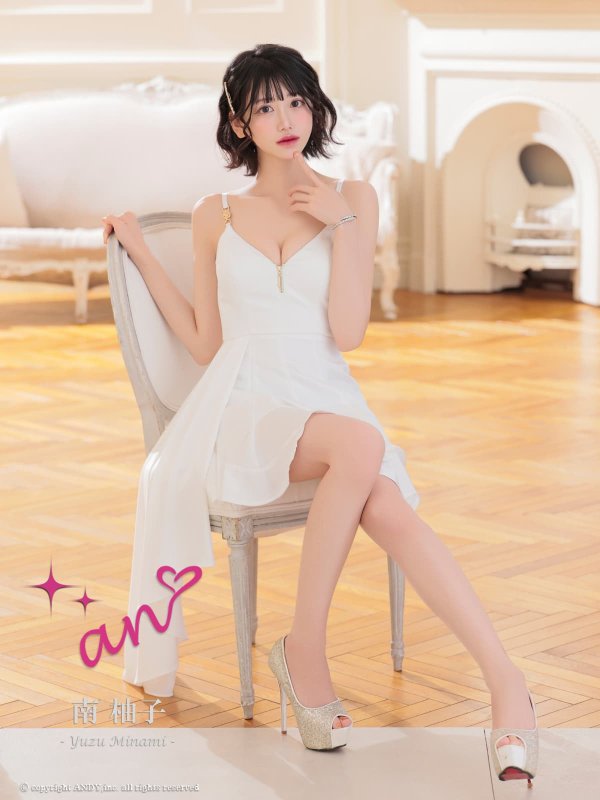 ホワイト モデル：南柚子　身長：163cm　着用サイズ：Sサイズ