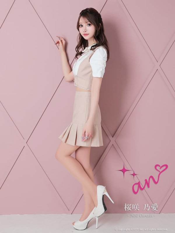 ホワイト×ベージュ　モデル：桜咲乃愛　身長：164cm　着用サイズ：Sサイズ