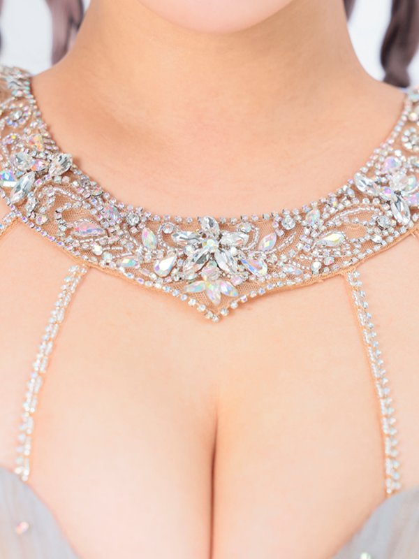 グレー モデル:葉月芽生 身長:157cm 着用サイズ:Sサイズ