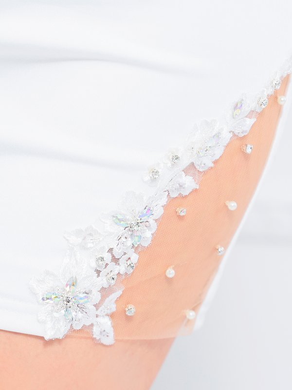 ホワイト  モデル:葉月芽生 身長:157cm 着用サイズ:Sサイズ