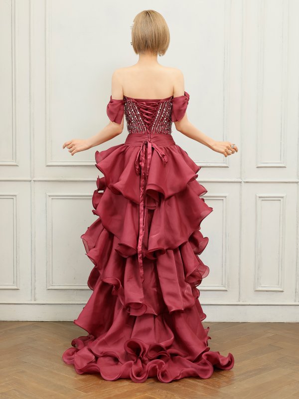 レッド モデル：葉月芽生　身長：157cm　着用サイズ：Fサイズ