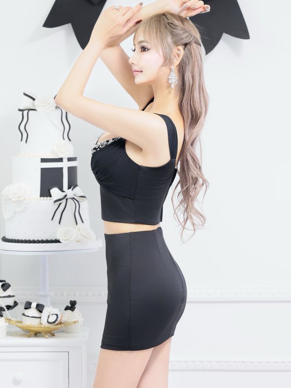 ブラック  モデル:葉月芽生 身長:157cm 着用サイズ:Sサイズ