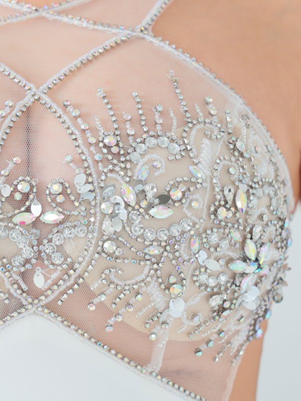 ホワイト モデル:葉月芽生 身長:157cm 着用サイズ:Sサイズ