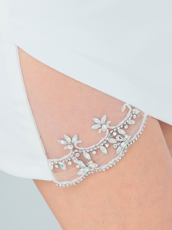 ホワイト モデル:葉月芽生 身長:157cm 着用サイズ:Sサイズ