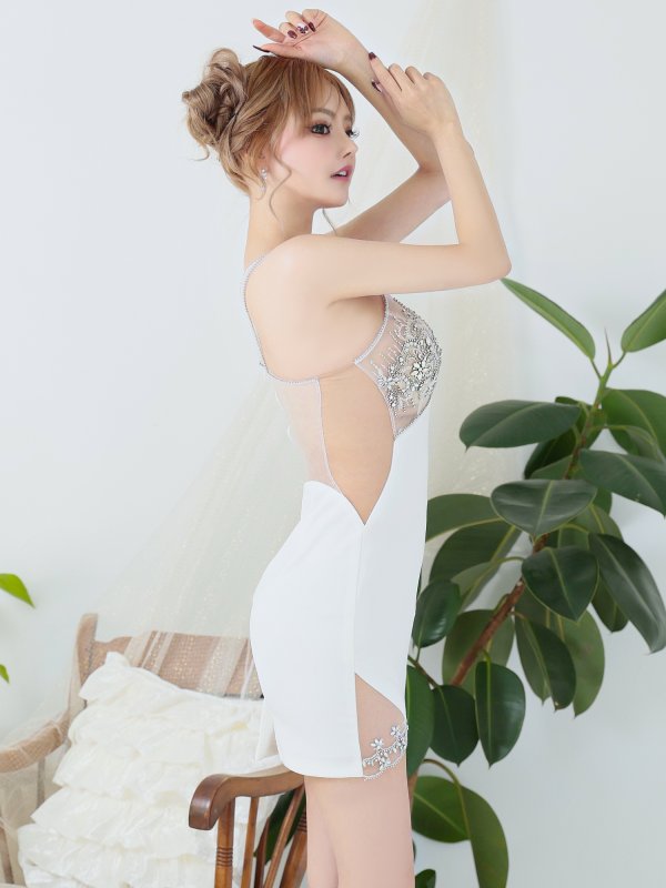 ホワイト モデル:葉月芽生 身長:157cm 着用サイズ:Sサイズ