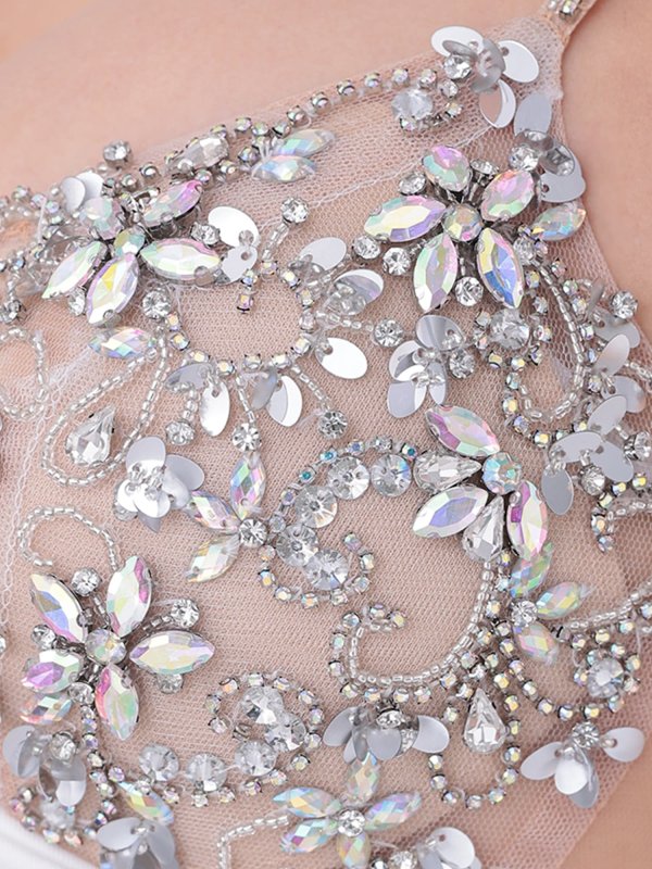 ホワイト モデル：葉月芽生　身長：157cm　着用サイズ：Sサイズ