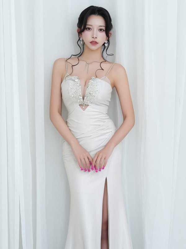 ホワイト　モデル：ゆいぴす　身長：170cm　着用サイズ：Sサイズ