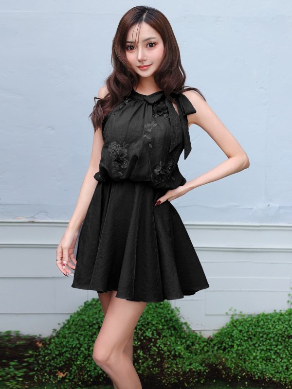 ブラック　モデル：葉月芽生　身長：157cm　着用サイズ：Sサイズ