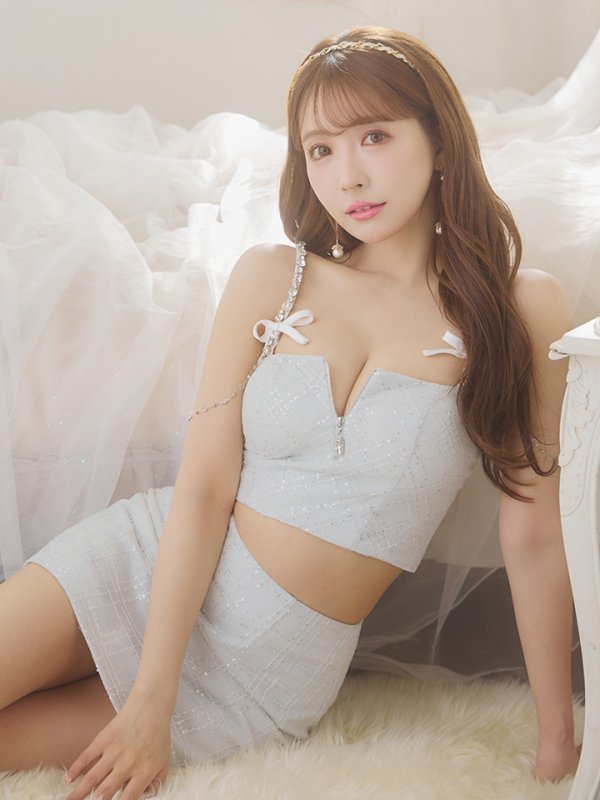 ホワイト:モデル:三上悠亜 身長:159cm 着用サイズ:Sサイズ