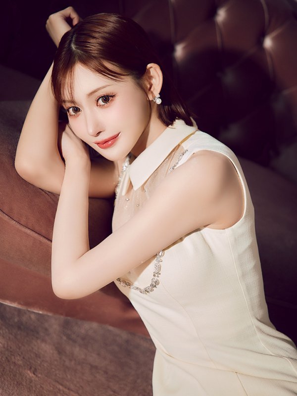 アイボリー モデル：明日花キララ　身長：162cm　着用サイズ：Sサイズ