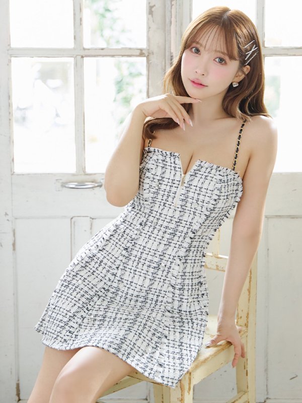 ホワイトxブラック モデル:三上悠亜 身長:159cm 着用サイズ:Sサイズ