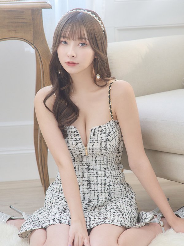 ホワイトxブラック モデル:ぴょな 身長:160cm 着用サイズ:Sサイズ