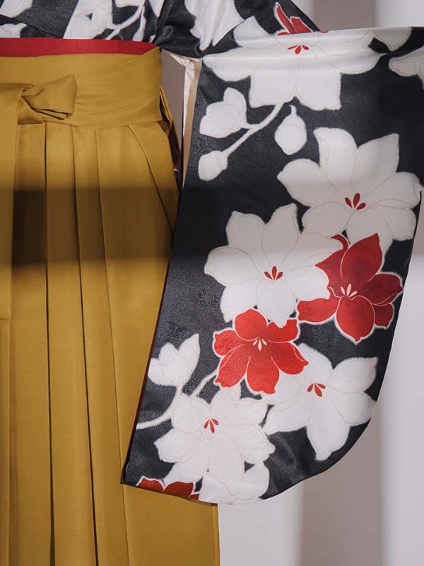 画像18: 【予約商品/1月中旬発送予定】白×赤百合 ブラック二尺袖着物【卒業袴３点セット 二尺袖着物/帯/袴】