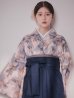 画像2: 【予約商品 / 1月中旬発送予定】グレーピンクフラワー グラデーション二尺袖着物【卒業袴３点セット 二尺袖着物/帯/袴】 (2)