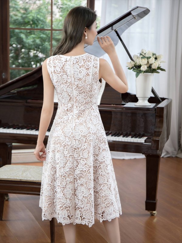 ホワイト モデル:Qiqi 身長:160cm 着用サイズ:7号(Sサイズ)