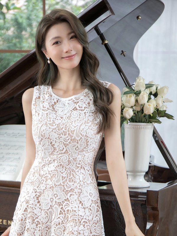 ホワイト モデル:Qiqi 身長:160cm 着用サイズ:7号(Sサイズ)