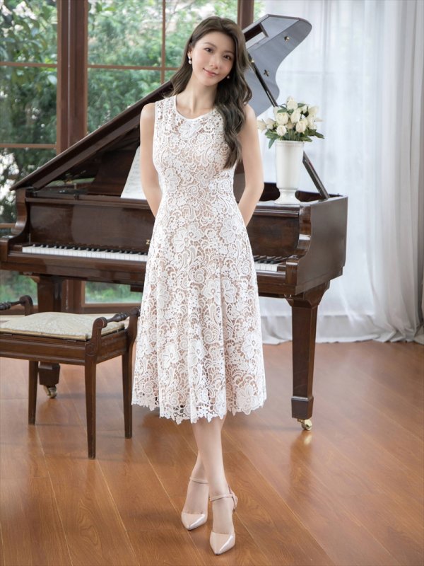 ホワイト モデル:Qiqi 身長:160cm 着用サイズ:7号(Sサイズ)