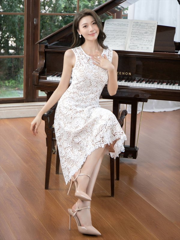 ホワイト モデル:Qiqi 身長:160cm 着用サイズ:7号(Sサイズ)