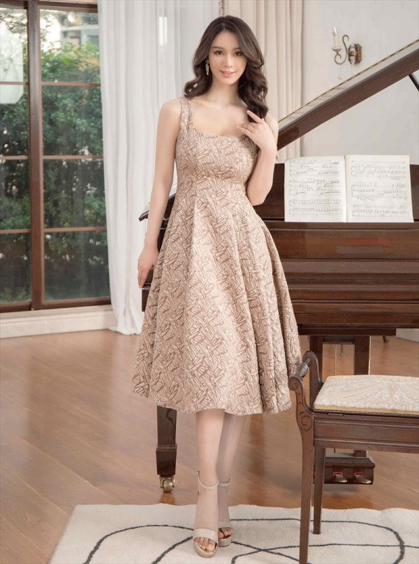 ベージュ モデル：Aoli　身長：162cm 着用サイズ：7号(Sサイズ)