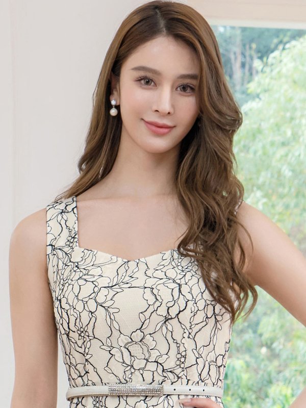 ホワイト×ブラック　モデル：Aoli　身長：162cm　着用サイズ：7号(Sサイズ)着用