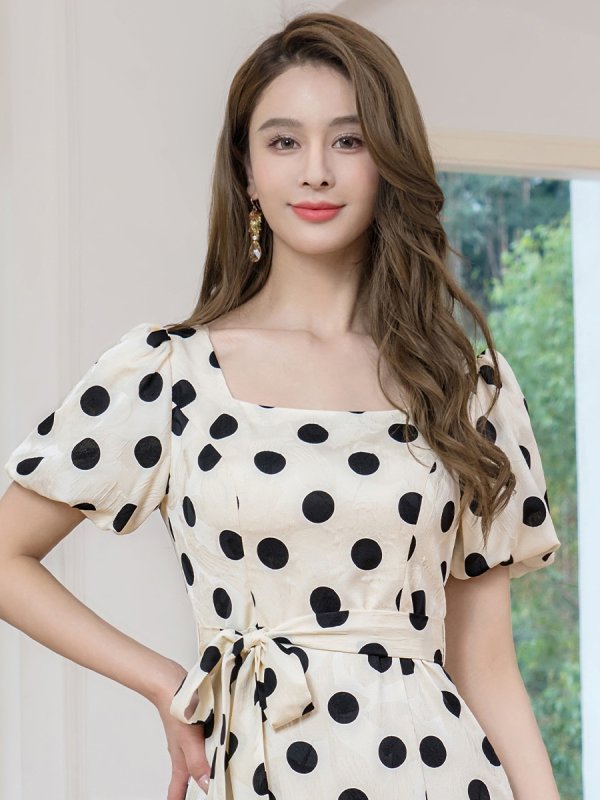 アイボリーｘブラック　モデル：Aoli　身長：162cm　着用サイズ：7号(Sサイズ)