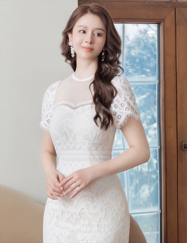 ホワイト モデル:Aoli 身長:162cm 着用サイズ:7号(Sサイズ)