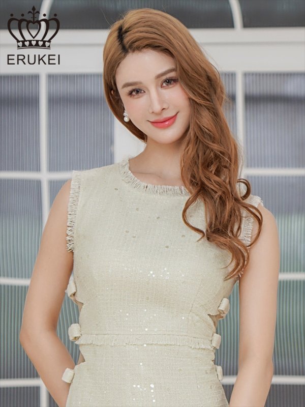 ホワイト モデル：Aoli　身長：162cm　着用サイズ：7号(Sサイズ)着用