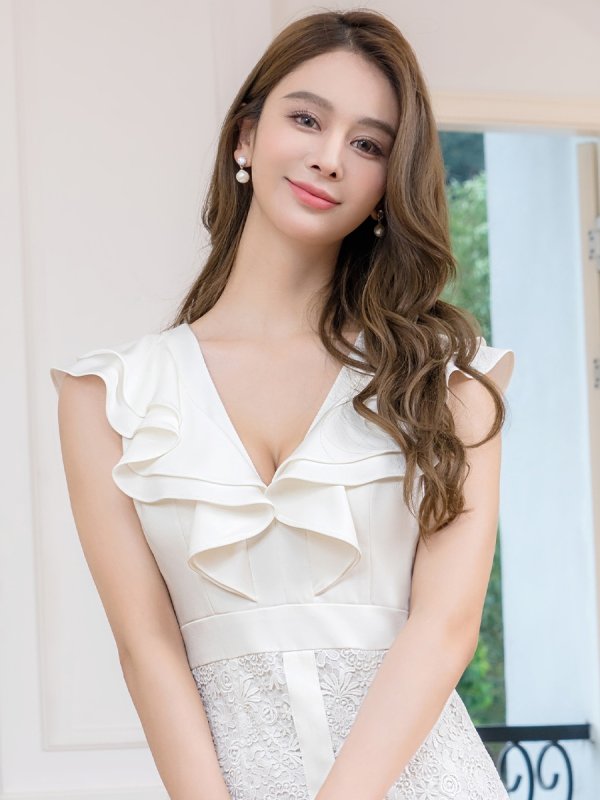 ホワイト　モデル：Aoli　身長：162cm　着用サイズ：7号(Sサイズ)