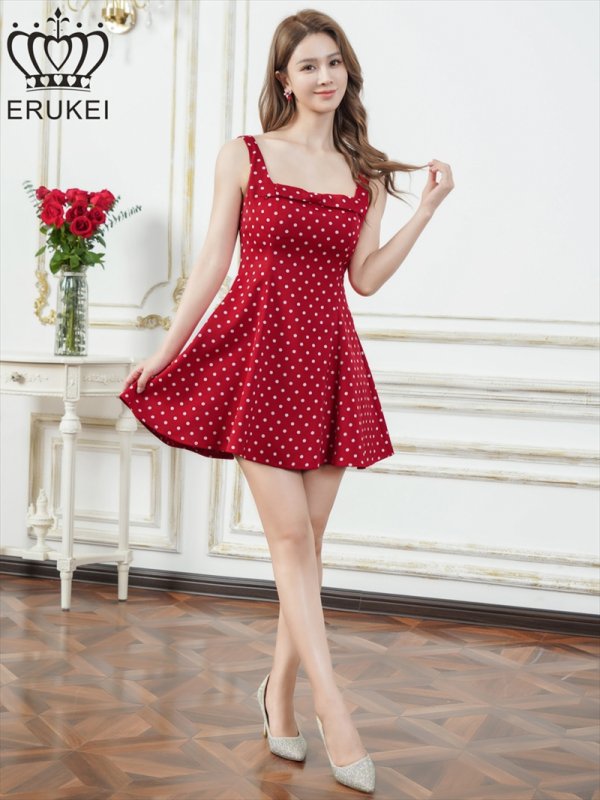 レッドxホワイト モデル：Aoli　身長：162cm 着用サイズ：7号(Sサイズ)