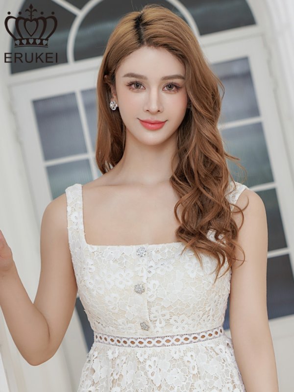 ホワイト モデル:Aoli 身長:162cm 着用サイズ:7号(Sサイズ)