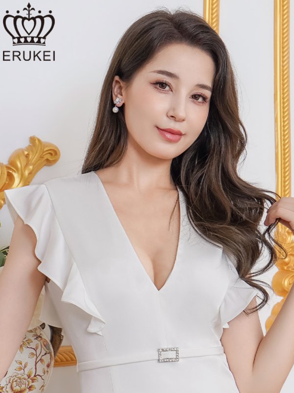ホワイト モデル:Didi 身長:166cm 着用サイズ:7号(Sサイズ)着用