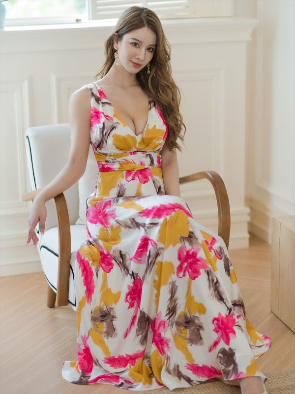 ホワイトxピンク モデル:Aoli 身長:162cm 着用サイズ:7号(Sサイズ)