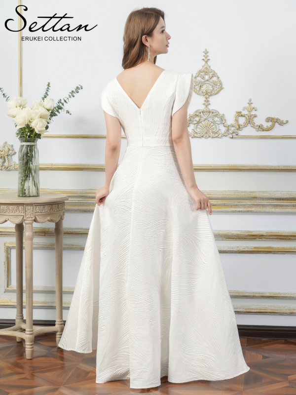 ホワイト モデル：Aoli　身長：162cm 着用サイズ：7号(Sサイズ)