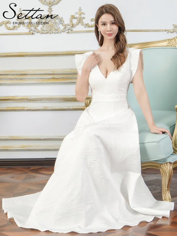 ホワイト モデル：Aoli　身長：162cm 着用サイズ：7号(Sサイズ)