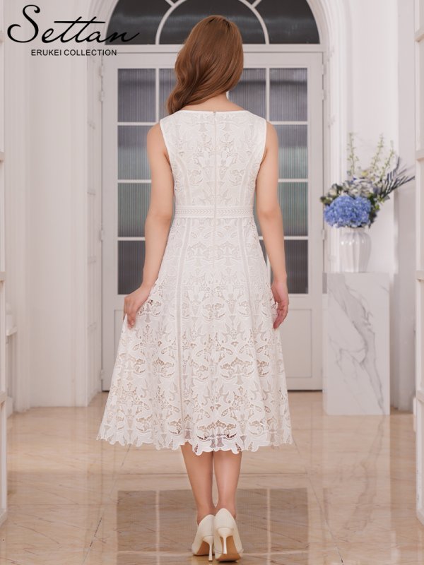 ホワイト　モデル：Aoli　身長：162cm 着用サイズ：7号(Sサイズ)