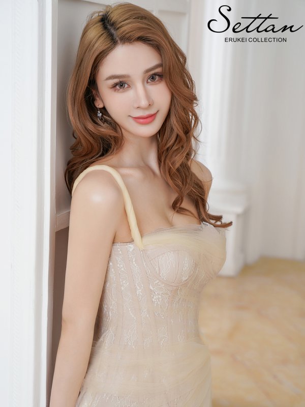 ベージュ　モデル：Aoli　身長：162cm　着用サイズ：7号(Sサイズ)