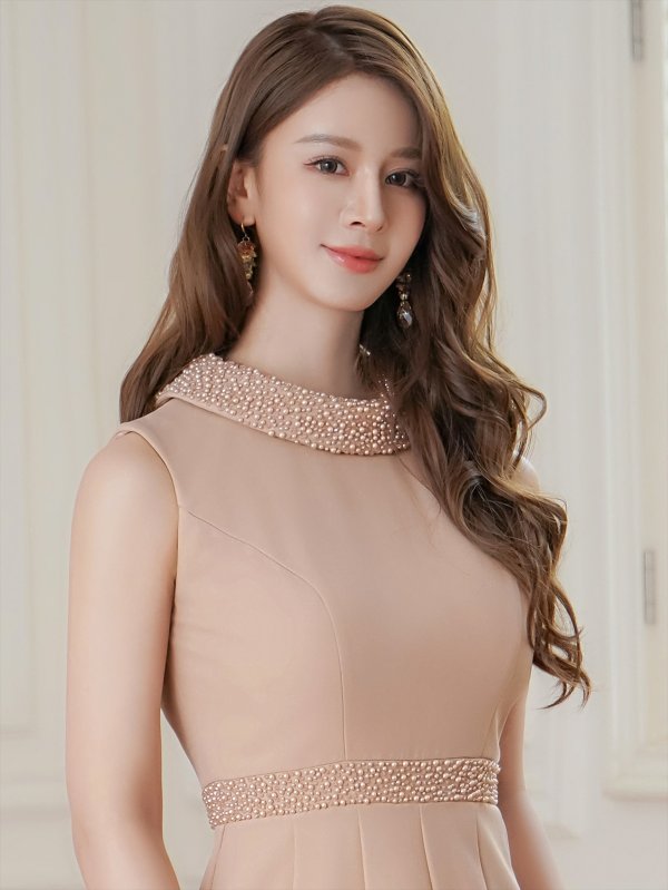 ベージュ モデル:Aoli 身長:162cm 着用サイズ:7号(Sサイズ)