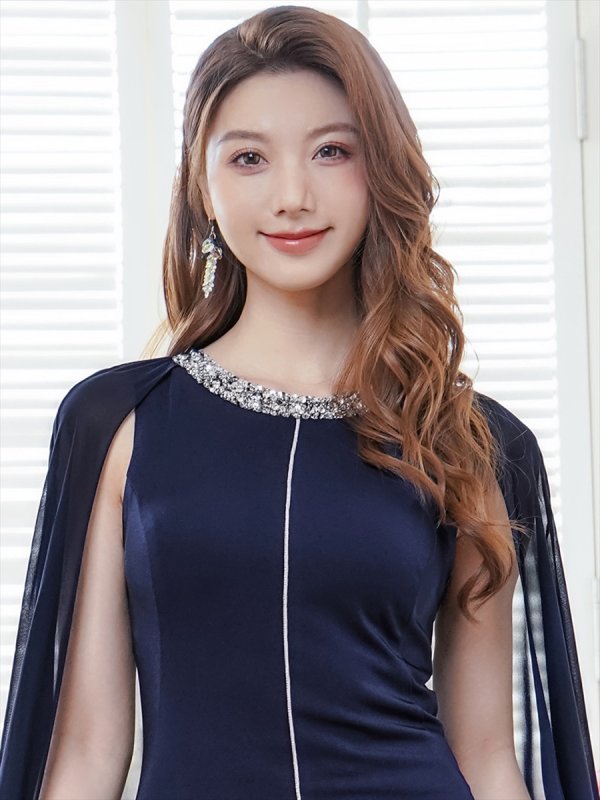 ネイビー モデル:Qiqi 身長:160cm 着用サイズ:7号(Sサイズ)