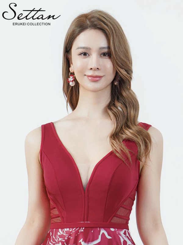 ワインレッド×ホワイト　モデル：Aoli　身長：162cm 着用サイズ：7号(Sサイズ)