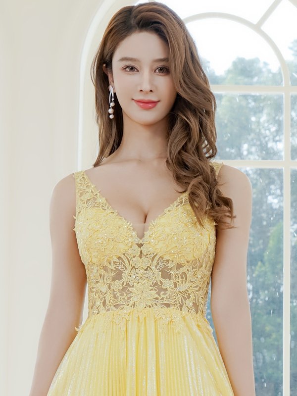 イエロー モデル：Aoli　身長：162cm 着用サイズ：7号(Sサイズ)