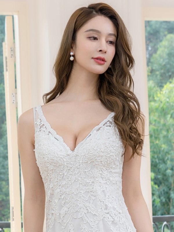 ホワイト モデル：Aoli　身長：162cm 着用サイズ：7号(Sサイズ)