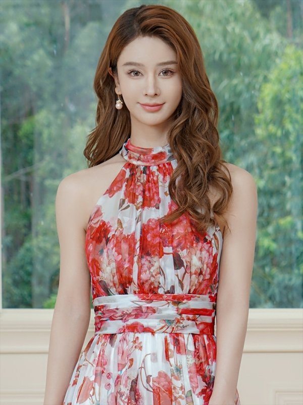 レッドxホワイト　モデル：Aoli　身長：162cm　着用サイズ：7号(Sサイズ)