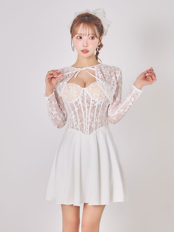 ホワイト　モデル：三上悠亜　身長：159cm　着用サイズ：7号(Sサイズ)着用